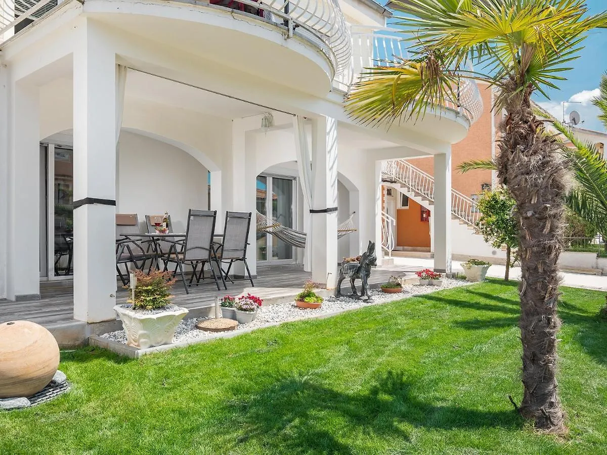 3 & 4 Bedrooms Apartment Simona Porec