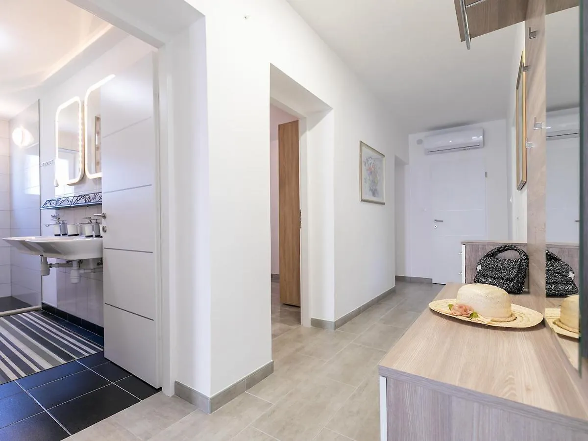 3 & 4 Bedrooms Apartment Simona 波雷奇